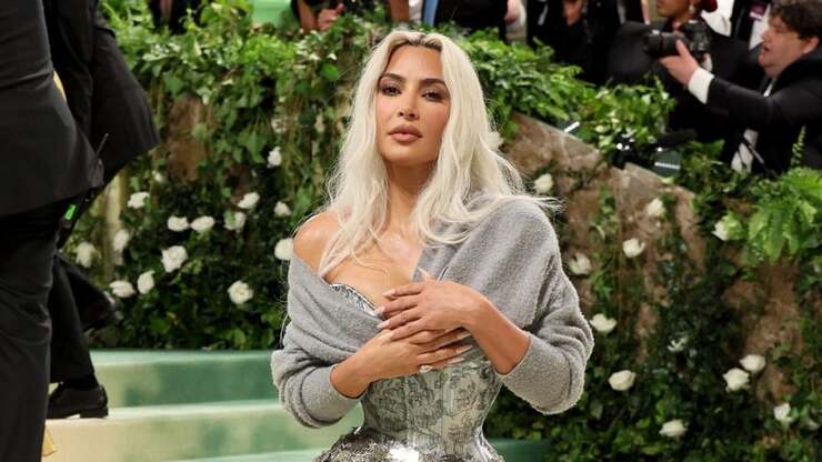 Kim Kardashian begeistert in New York mit schmaler Taille beim Shopping mit Tochter und Hund