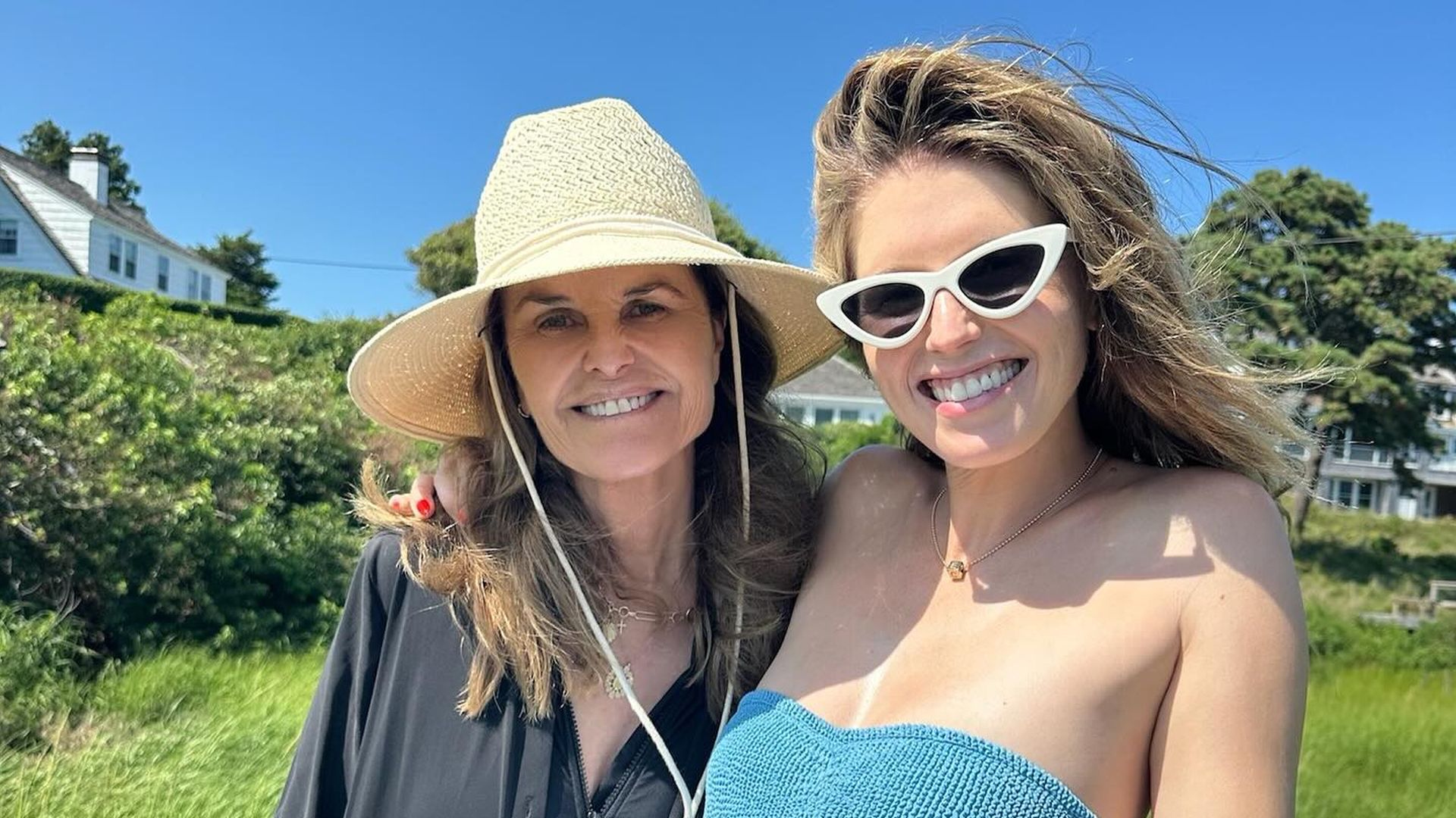 Katherine Schwarzenegger zeigt mit Maria Shriver stolz ihren Babybauch auf Instagram