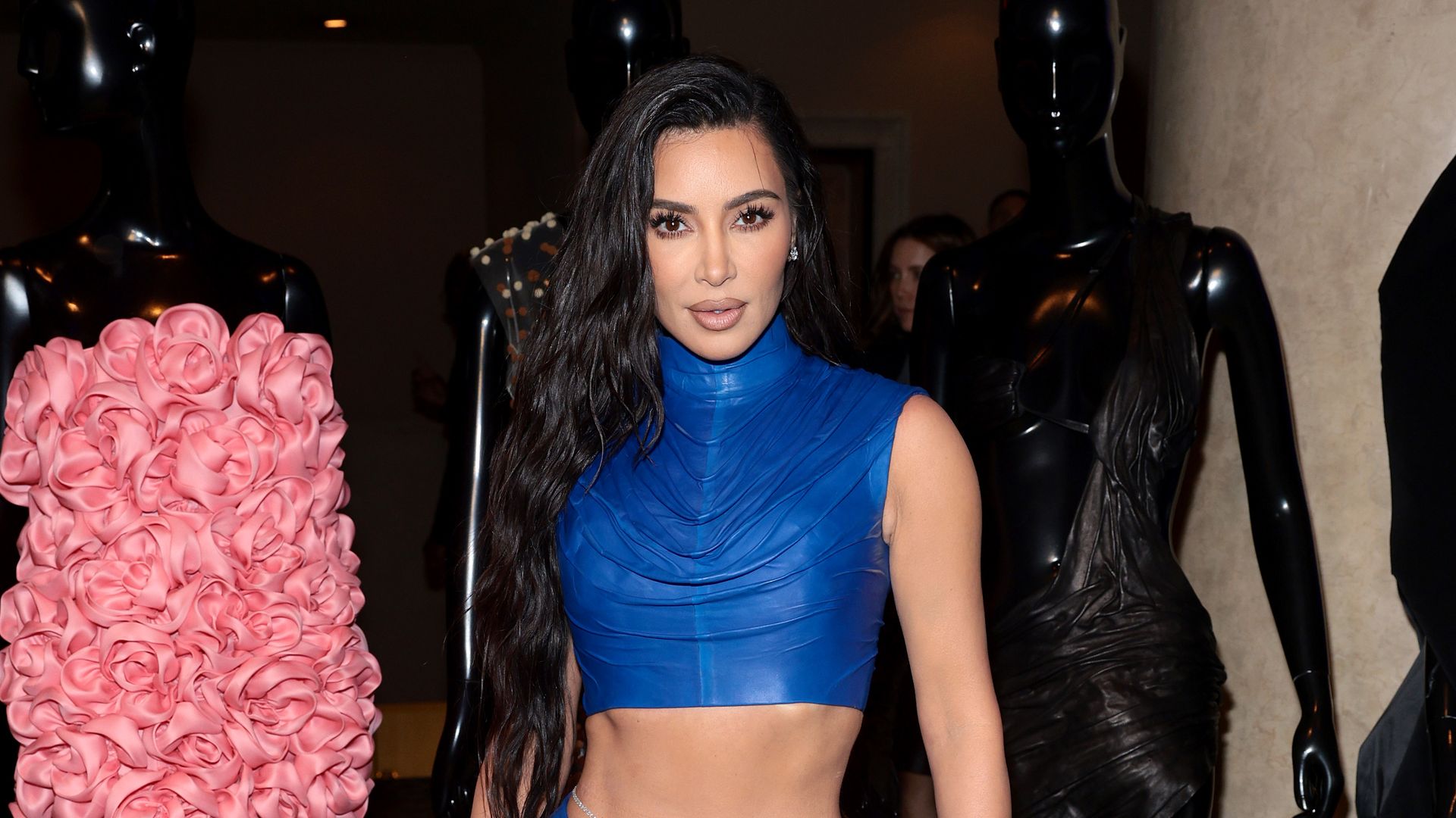 Kim Kardashian begeistert in New York mit schmaler Taille beim Shopping mit Tochter und Hund