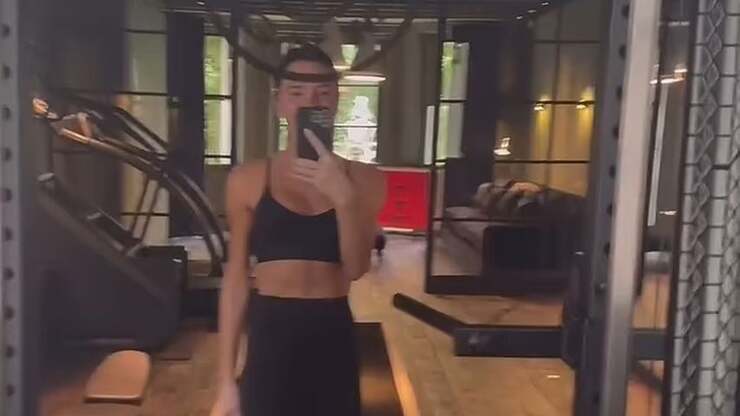 Victoria Beckham präsentiert stolz ihre definierten Bauchmuskeln im neuen Instagram-Clip