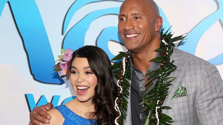 Dwayne Johnson überrascht mit unglaublichem Tequila-Trick und Maui-Show für Kinderpartys