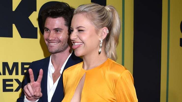 Kelsea Ballerini lobt glückliche Beziehung zu Chase Stokes bei den People's Choice Awards