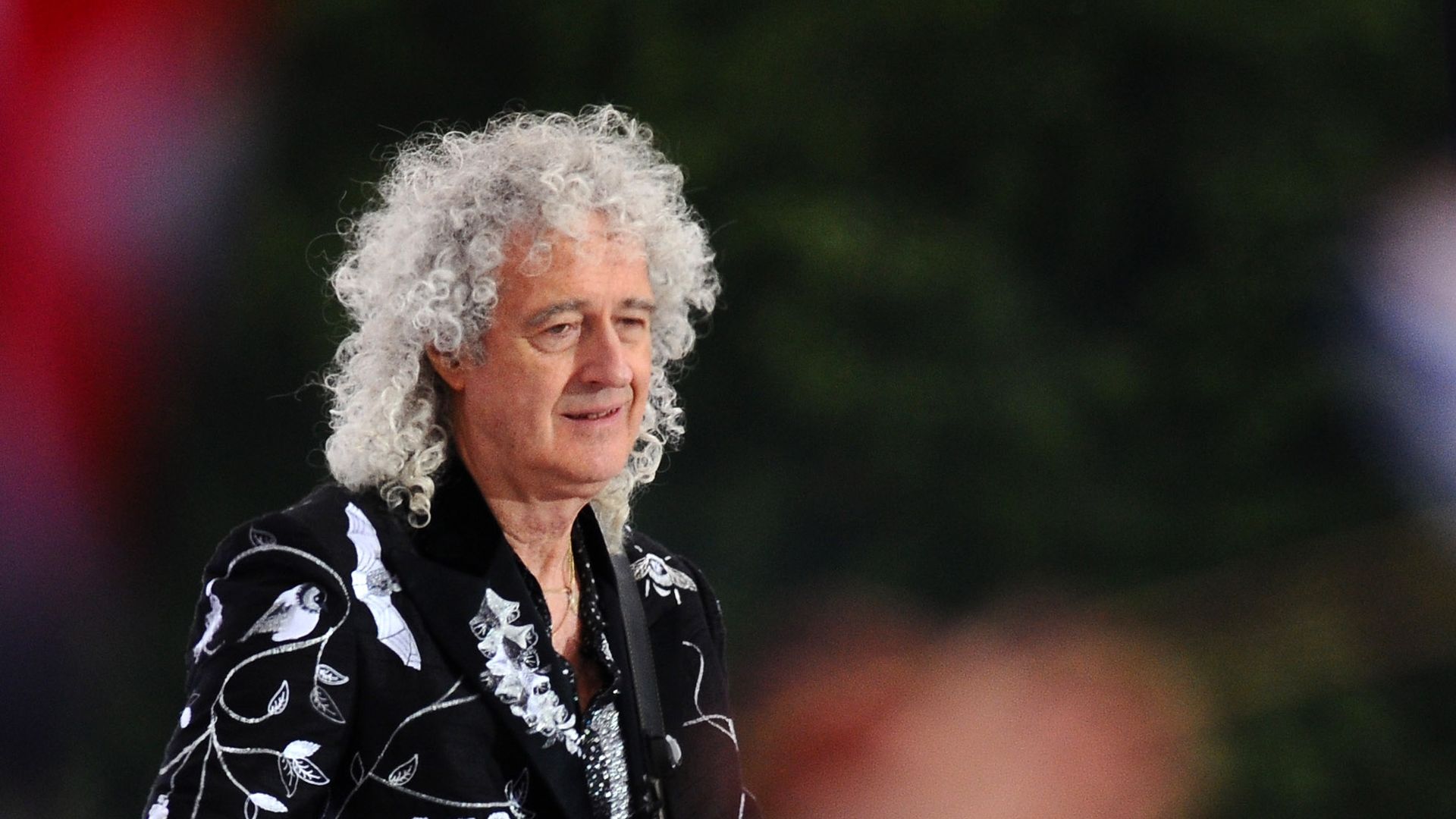 Brian May erholt sich nach Schlaganfall und zeigt Fortschritte auf dem Weg zur Genesung