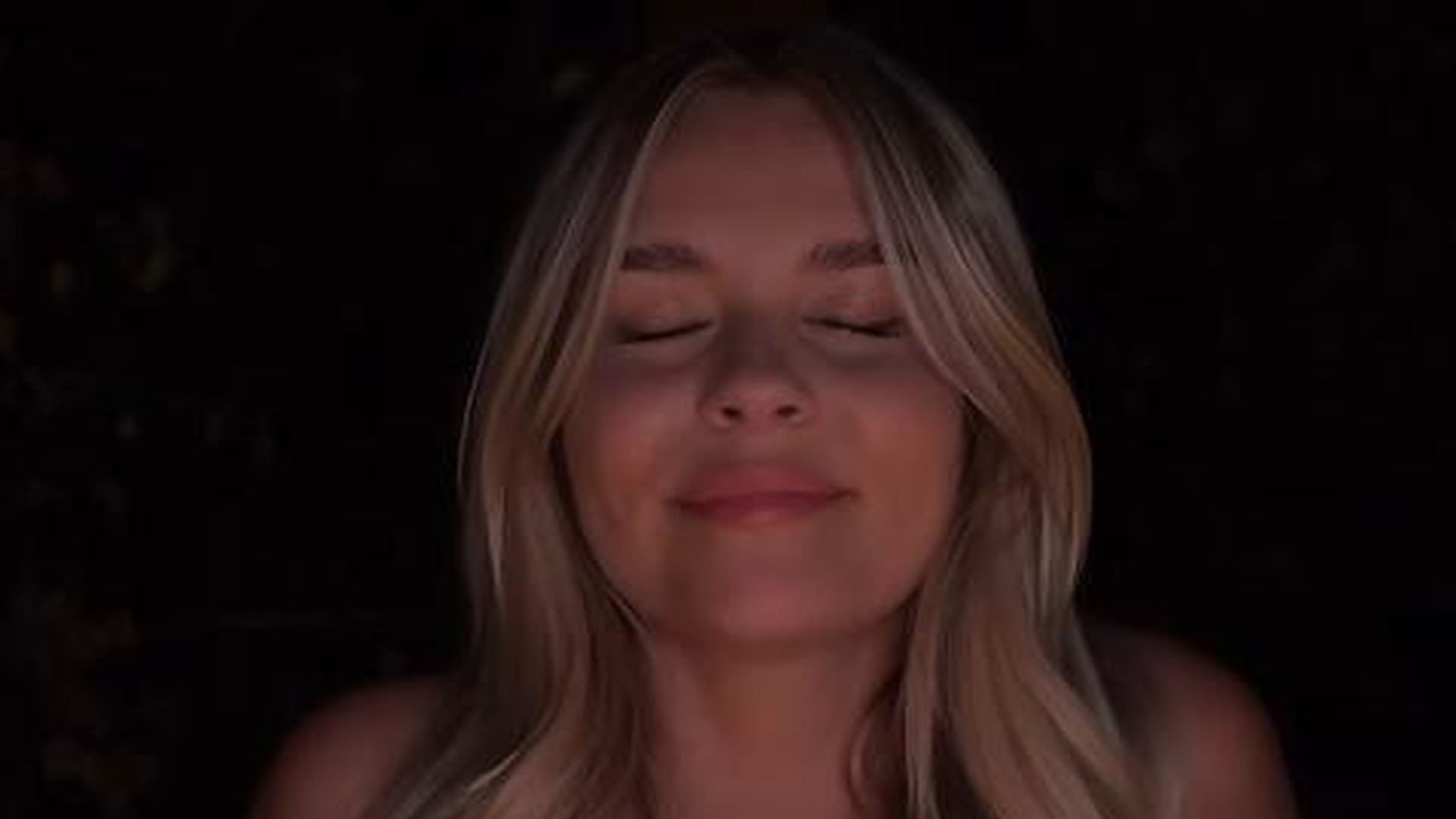 Dagi Bee feiert ihren 30. Geburtstag auf Ibiza mit einer traumhaften Torte und Freunden