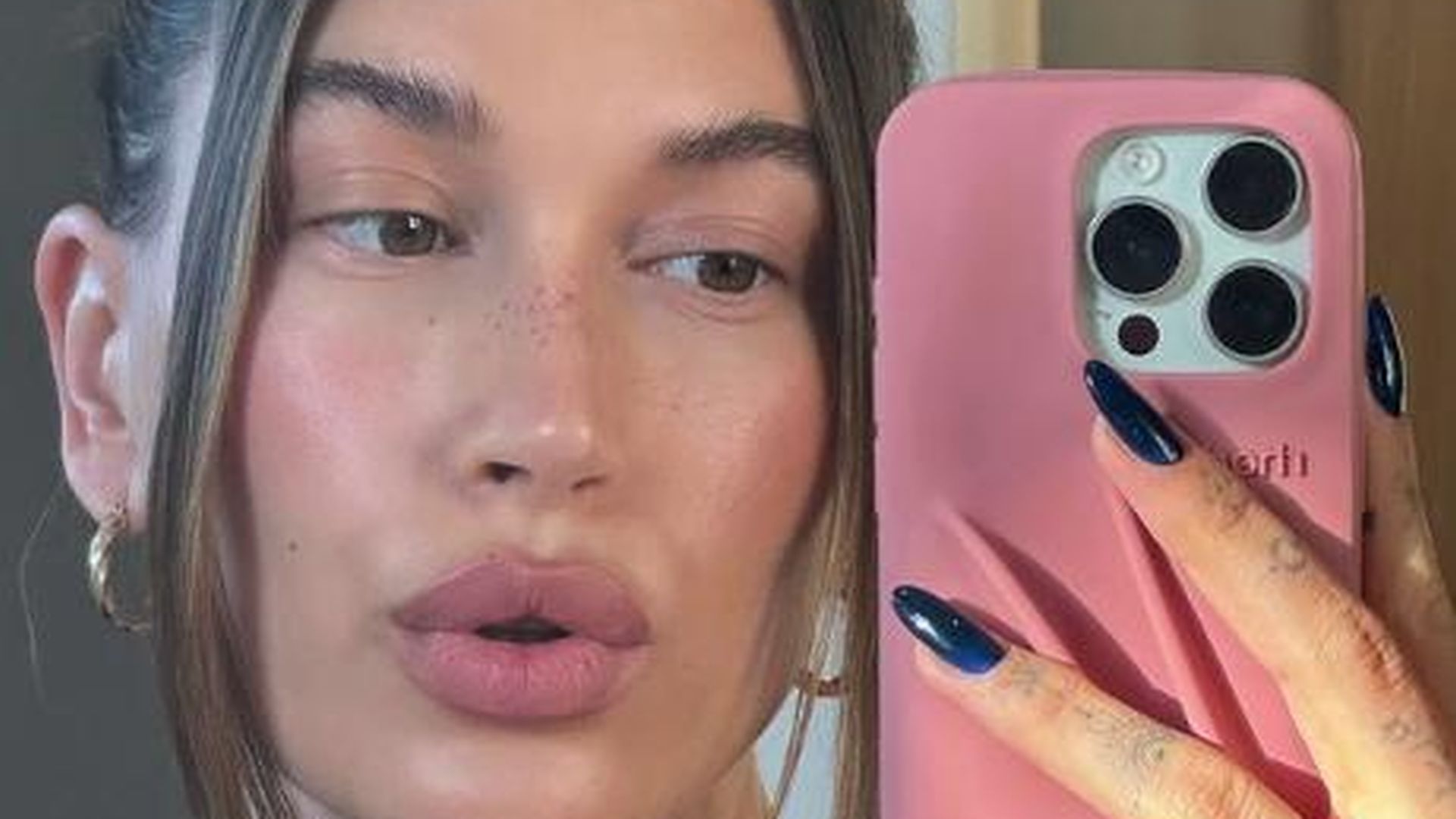 Hailey Bieber teilt Spiegel-Selfie nach der Geburt von Sohn Jack Blues