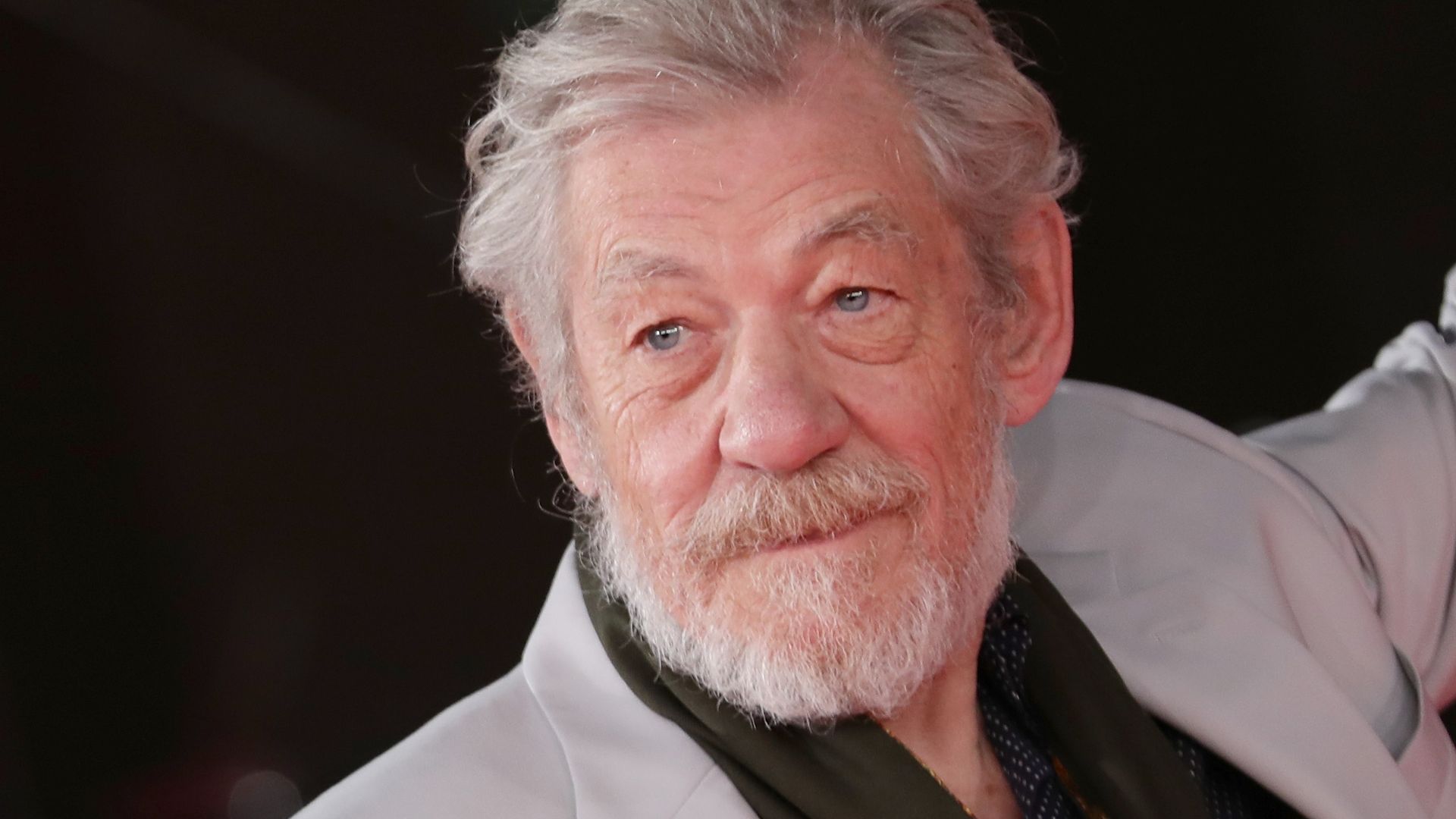 Ian McKellen kündigt einjährige Pause nach Sturz während der Aufführung an