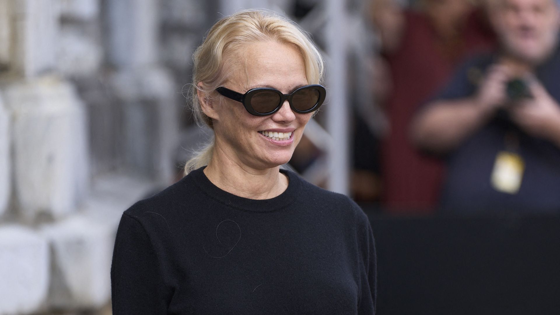 Pamela Anderson strahlt Natürlichkeit beim San Sebastián Filmfestival ohne Make-up aus