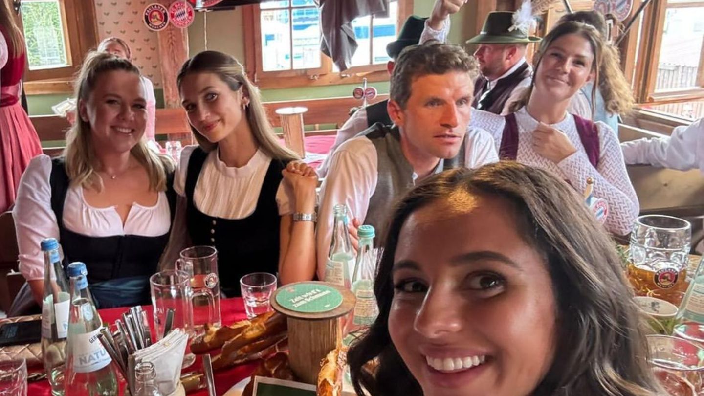 Thomas Müller feiert Wiesn mit Bayern-Kollegen ohne seiner Frau Lisa und löst Gerüchte aus