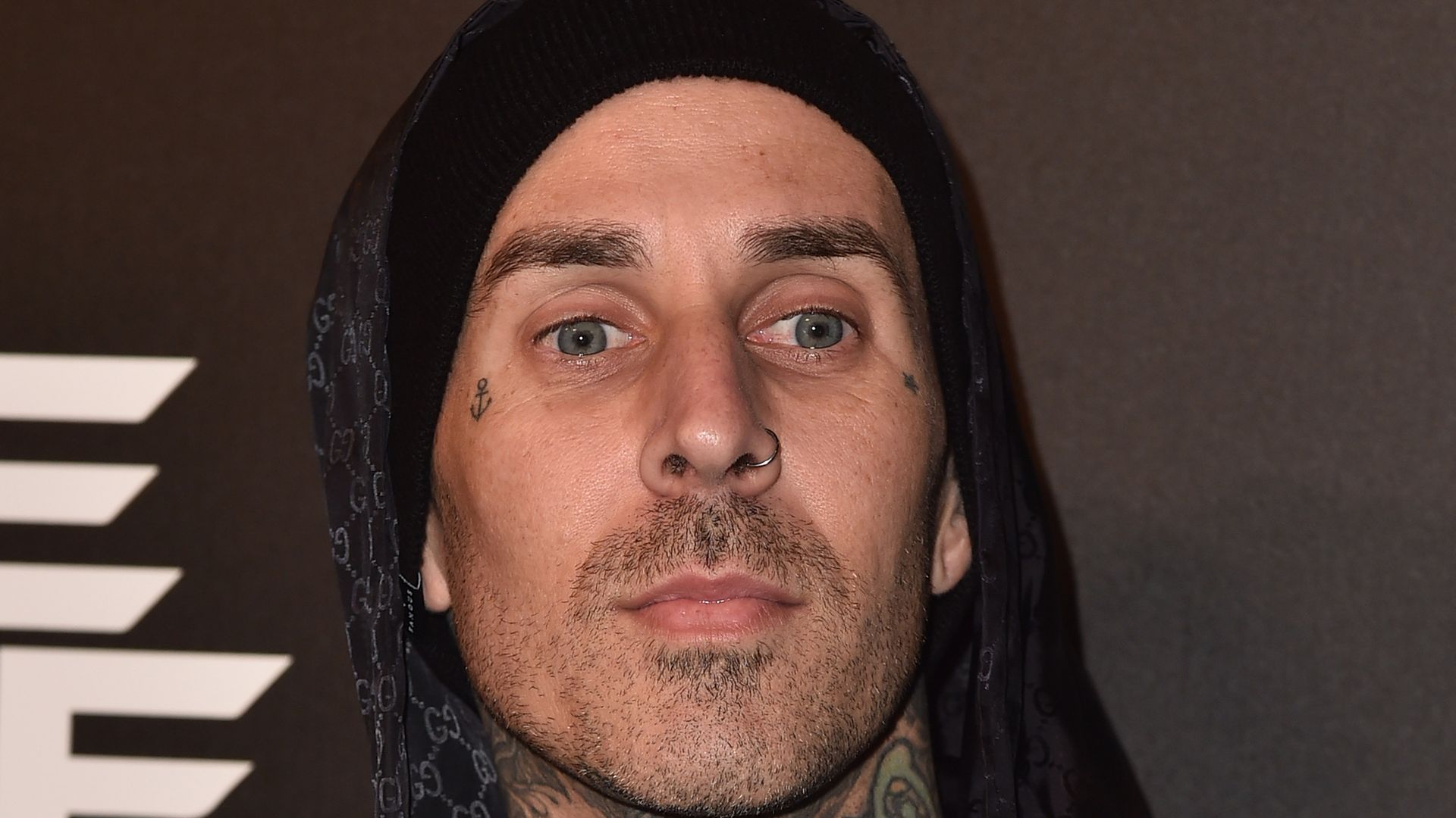 Travis Barker gedenkt seiner verstorbenen Mutter Gloria und teilt emotionale Erinnerungen