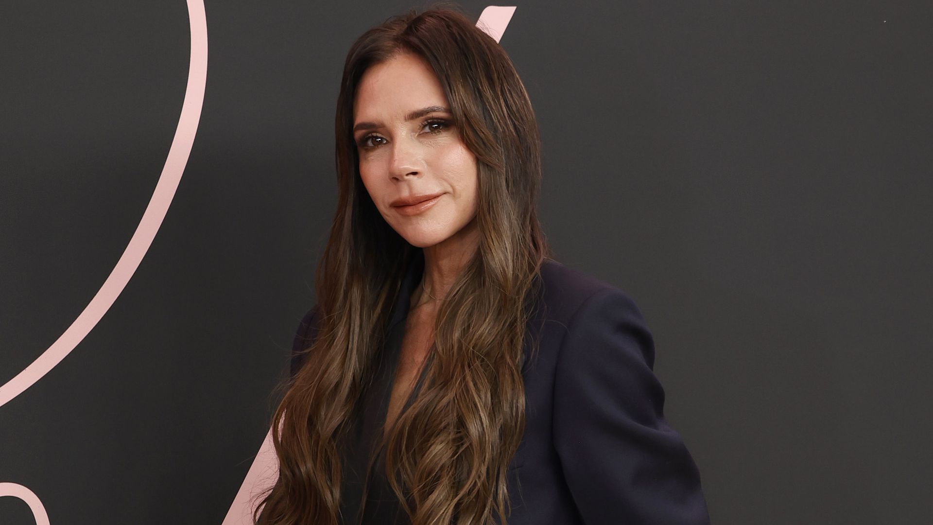 Victoria Beckham präsentiert stolz ihre definierten Bauchmuskeln im neuen Instagram-Clip