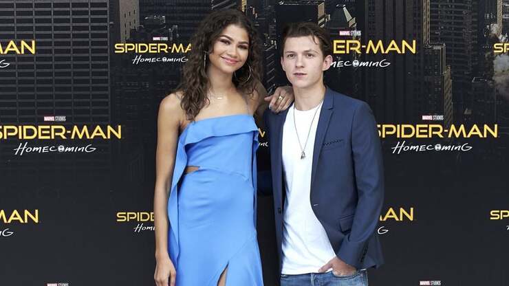 Tom Holland beschützt Zendaya in überfüllter Menschenmenge während eines Abendessens in New York