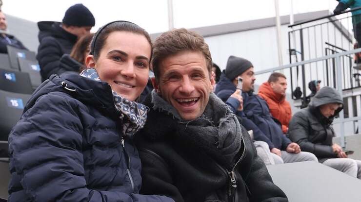 Thomas Müller trägt Fußballschuhe mit Namensschriftzug seiner Frau Lisa im Champions-League-Spiel