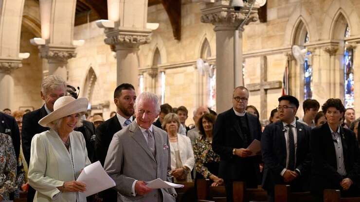 König Charles und Camilla strahlen beim Gottesdienst in Sydney trotz Regenwetter