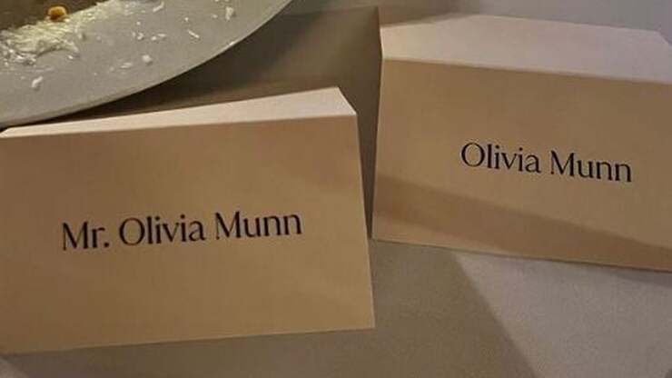 Olivia Munn erhält Woman of Impact Award – John Mulaney begeistert mit rührender Rede