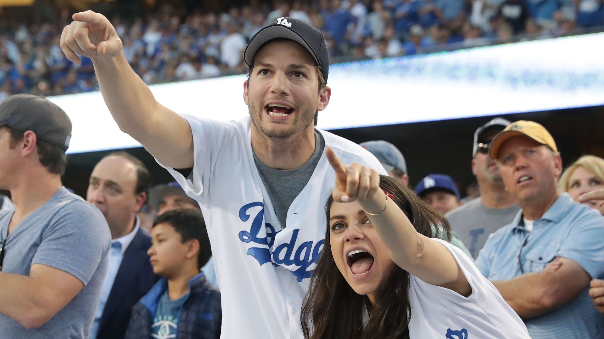 Ashton Kutcher und Mila Kunis erleben das World Series-Eröffnungsspiel mit ihren Kindern