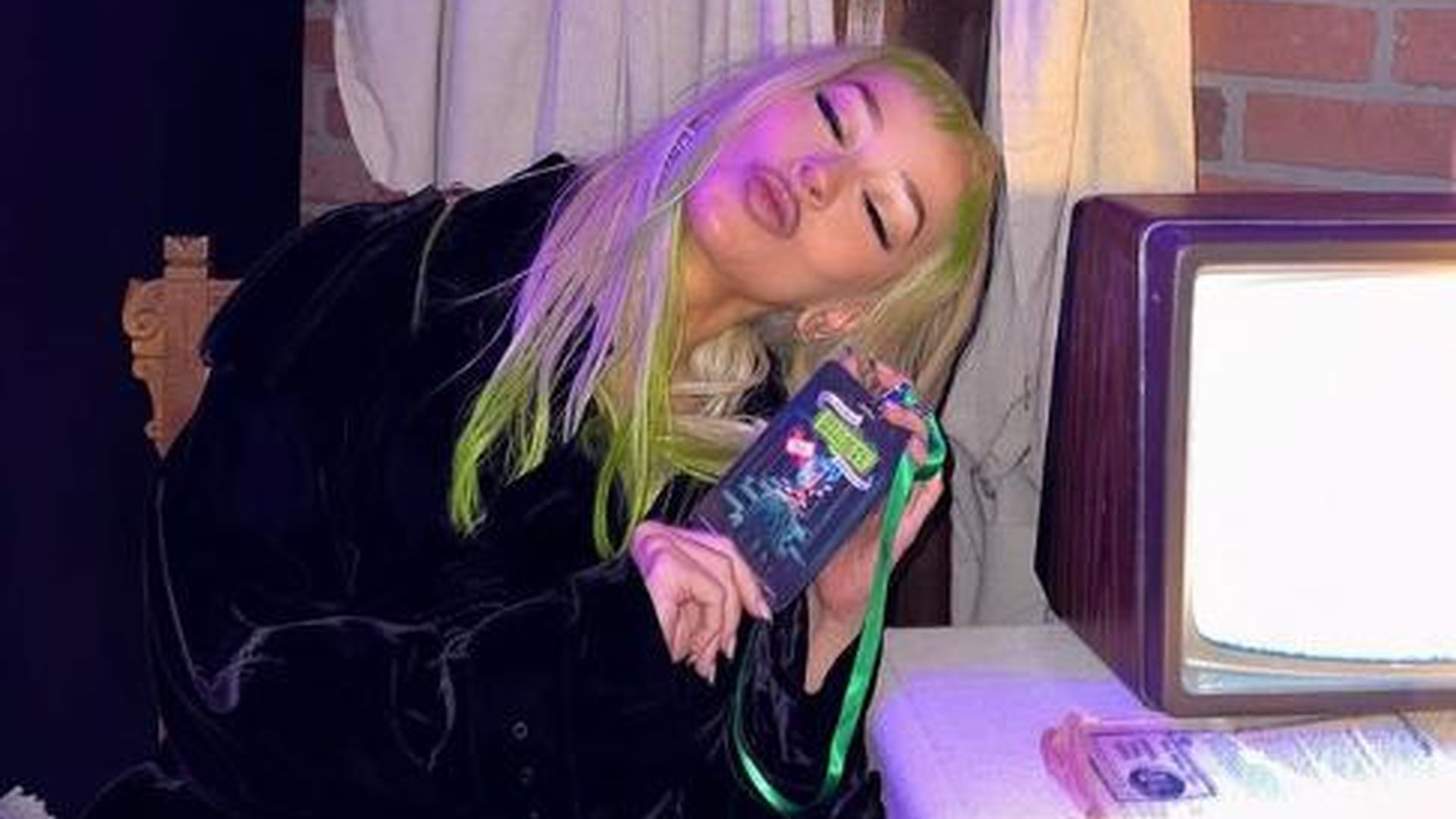 Christina Aguilera überrascht mit neongrünen Haarsträhnen und Halloween-Look in Los Angeles