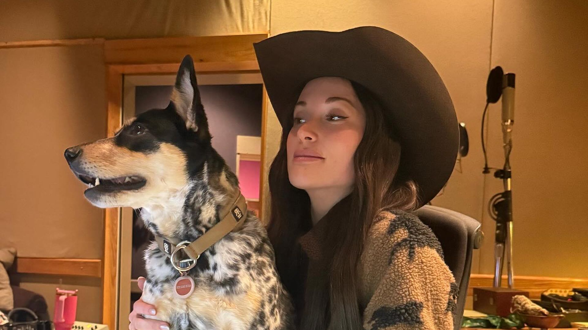 Kacey Musgraves‘ Hund Pepper erholt sich nach gefährlichem Schlangenbiss während des Spaziergangs