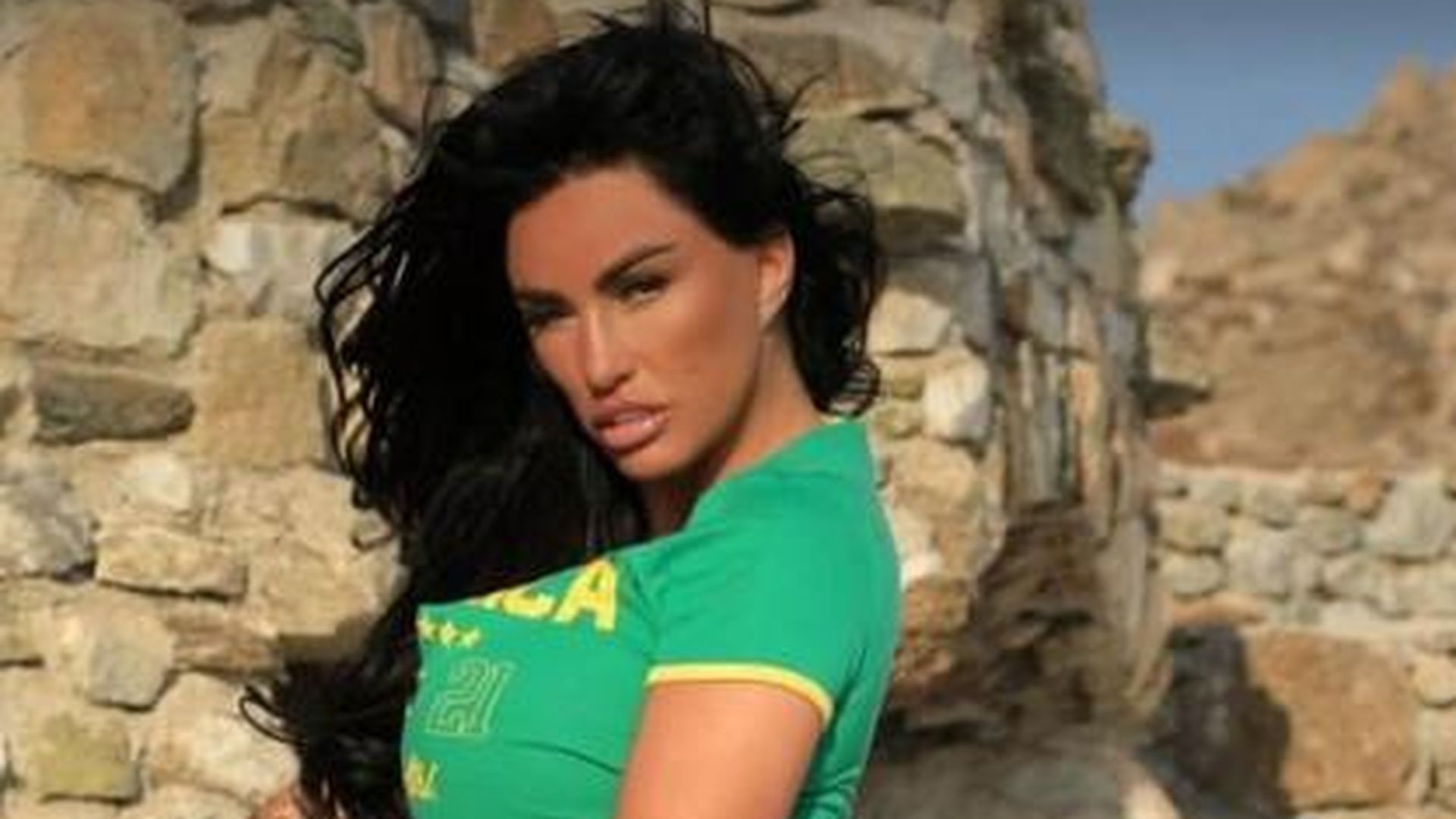 Katie Price präsentiert stolz das Ergebnis ihrer Brust-OP im orangefarbenen Bikini in Zypern