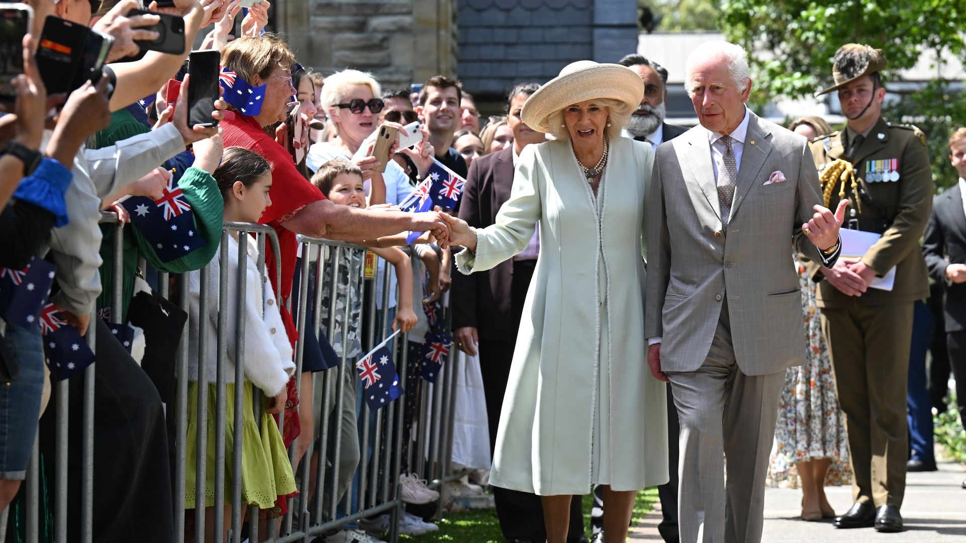 König Charles und Camilla strahlen beim Gottesdienst in Sydney trotz Regenwetter