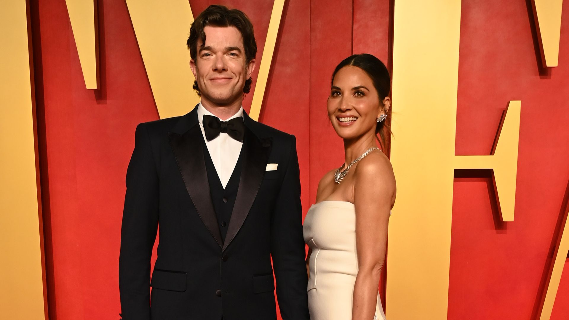 Olivia Munn erhält Woman of Impact Award – John Mulaney begeistert mit rührender Rede