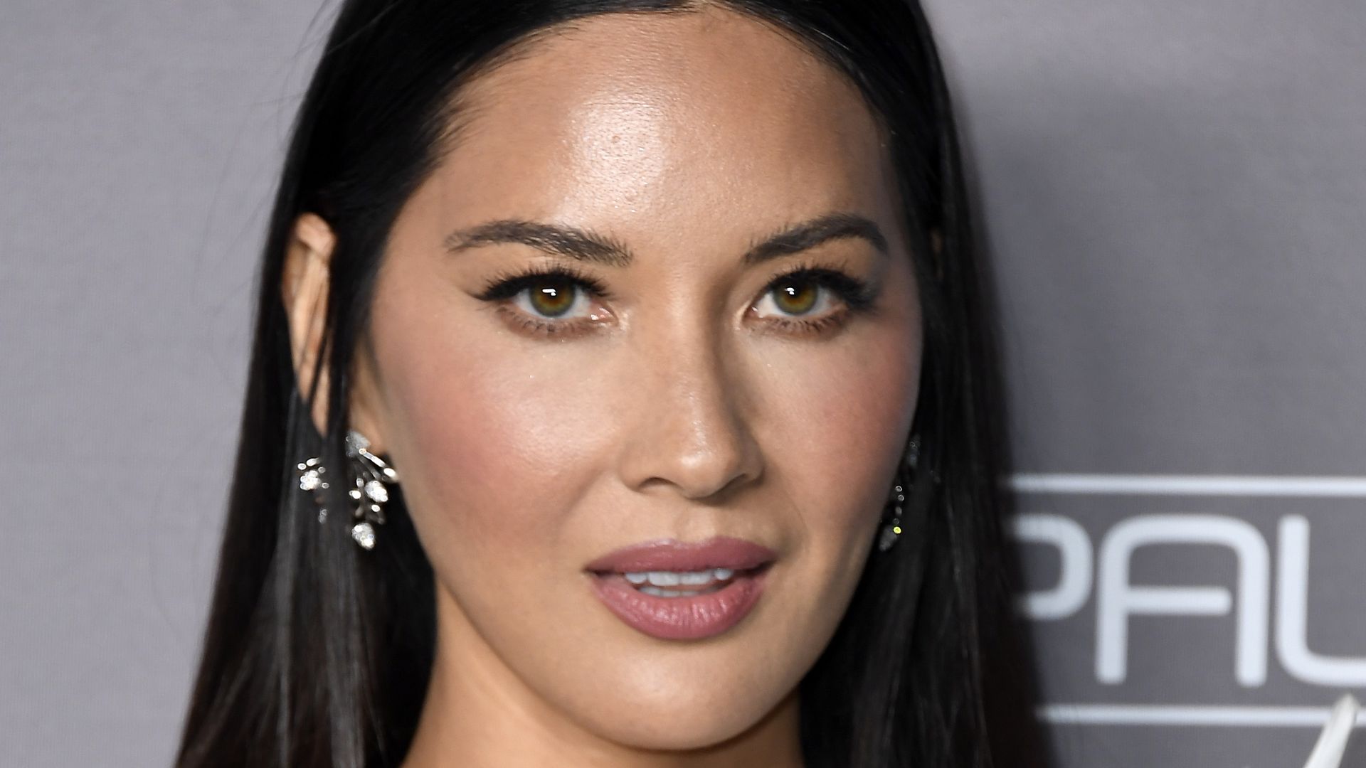 Olivia Munn zeigt stolz Operationsnarben und setzt Zeichen gegen Brustkrebs in neuer Kampagne