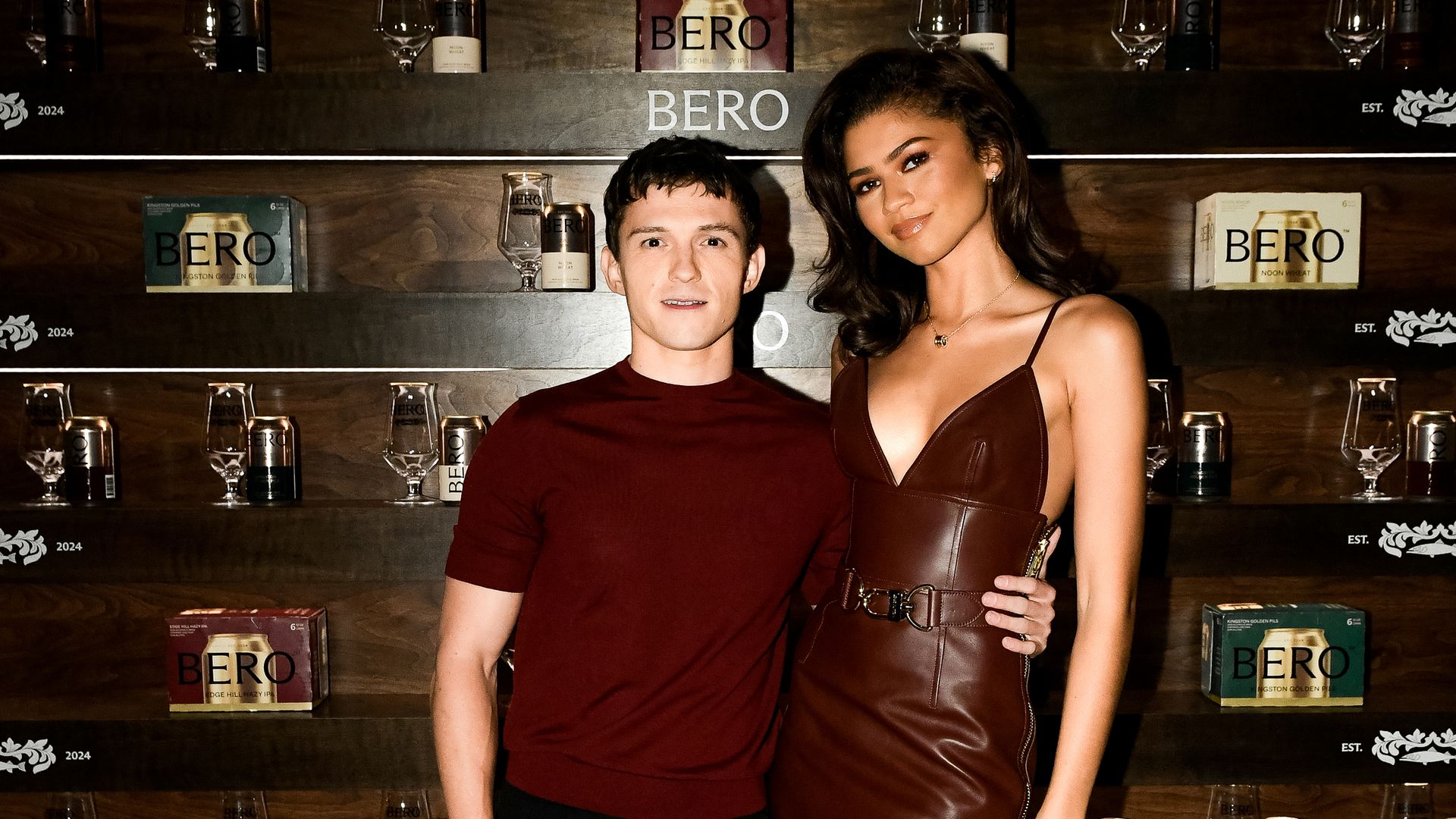 Tom Holland beschützt Zendaya in überfüllter Menschenmenge während eines Abendessens in New York