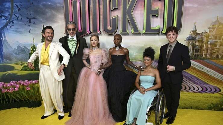 Ariana Grande und Ethan Slater zeigen emotionale Verbindung bei "Wicked"-Premiere