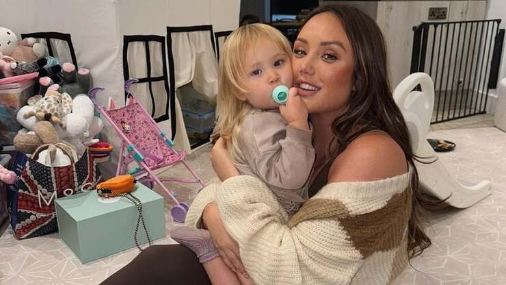 Charlotte Crosby spricht offen über Herausforderungen der Schwangerschaft und ihre Mutterliebe