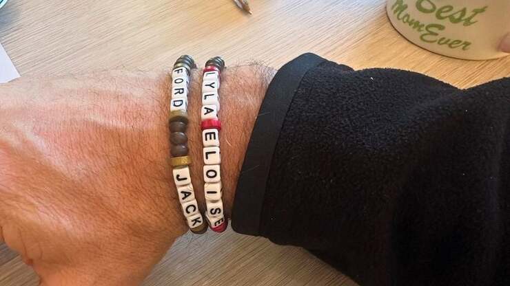 Chris Pratt zeigt Liebe zur Familie mit Armbändern für seine vier Kinder auf Instagram