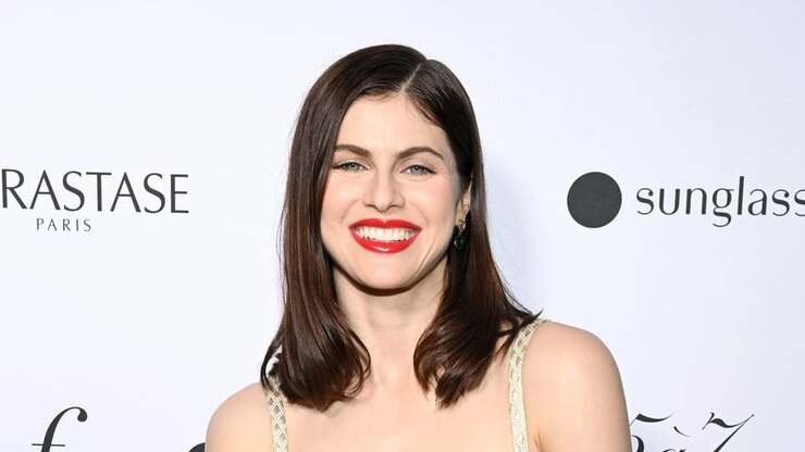 Alexandra Daddario präsentiert erstes Bild mit Neugeborenem und spricht über Mutterschaft