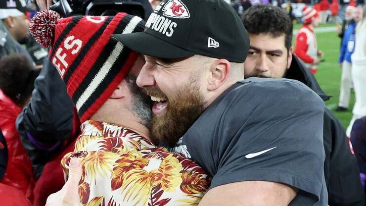 Travis Kelce unterstützt Bruder Jason nach Smartphone-Zerstörung und homophoben Beleidigungen