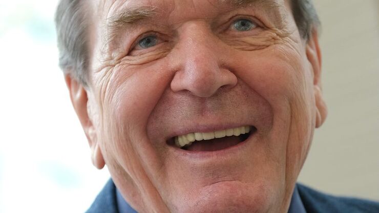 Gerhard Schröder überrascht mit Handwerkskünsten und humorvollen Missgeschicken auf Instagram