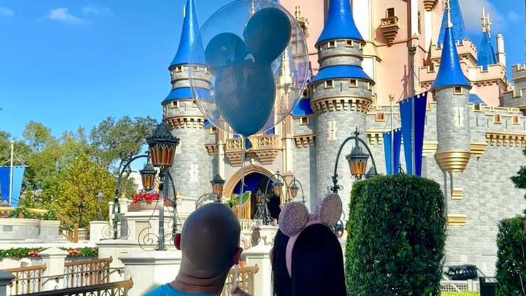 Rachel Fuda enthüllt Geschlecht ihres Kindes in Disney World mit Ehemann John