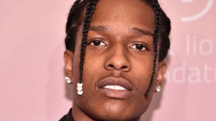 A$AP Rocky zeigt seinen Goldzahn und Stil auf der Spotify Artists Party in Los Angeles