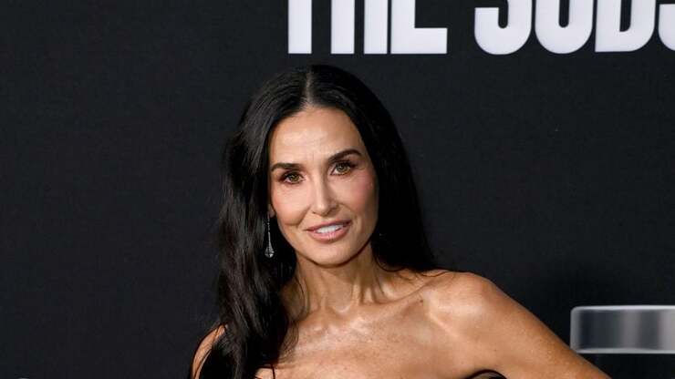 Demi Moore feiert Lebensfreude am Strand und zeigt mit 62 Jahren ihre Fitness und Tanzliebe