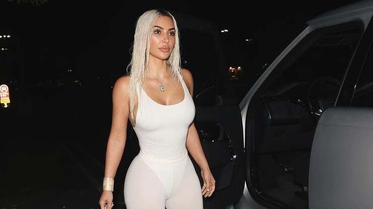 Kim Kardashian wegen zu dunkler Fenstertönung im neuen Tesla Cybertruck gestoppt