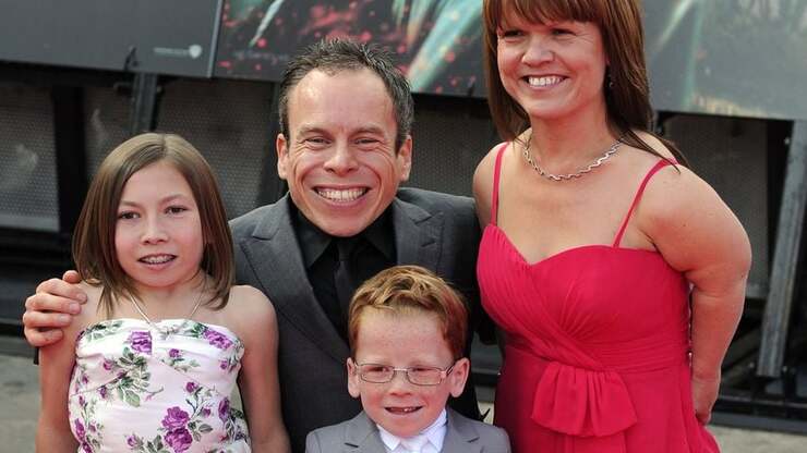 Warwick Davis erbt über 600.000 Euro nach dem Tod seiner Frau Samantha und denkt an ihre gemeinsamen Kinder