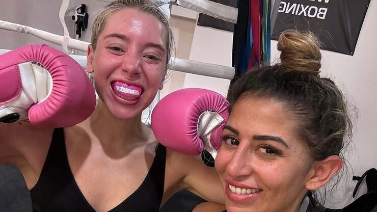 Sex vor dem Kampf: Eva Benetatou und Emmy Russ im Fame Fighting im Ring