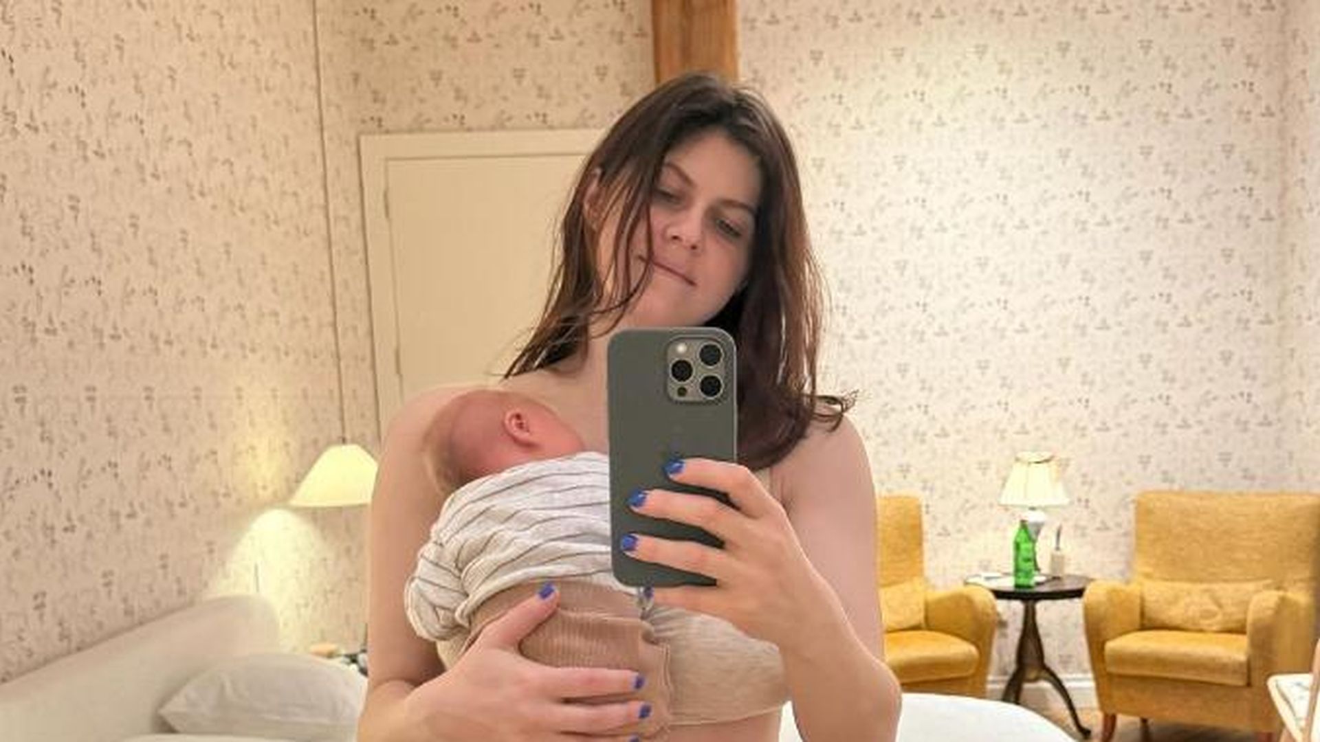 Alexandra Daddario präsentiert erstes Bild mit Neugeborenem und spricht über Mutterschaft