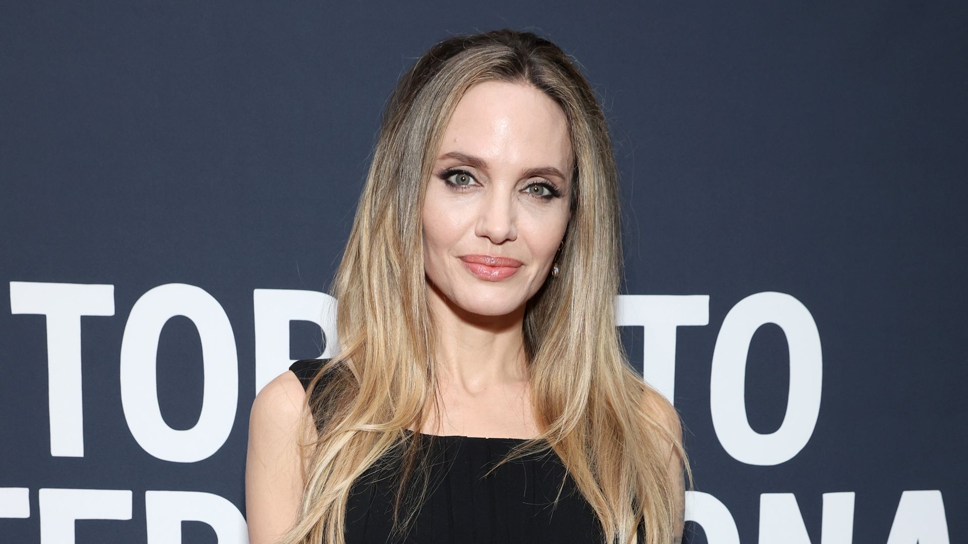 Angelina Jolie als Filmproduzentin in "Stitches" während der Pariser Fashion Week