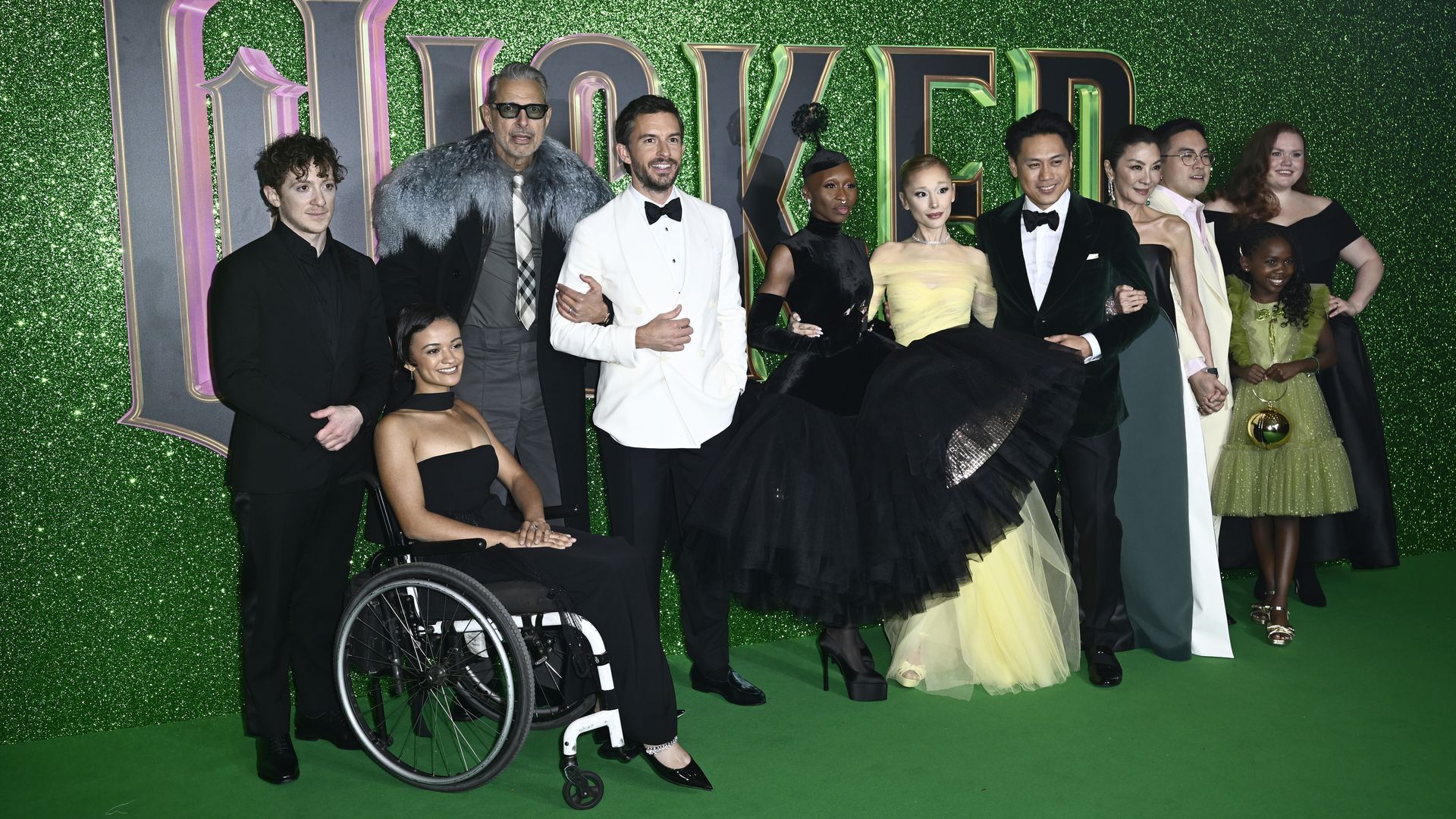 Ariana Grande und Ethan Slater distanziert bei der Londoner Premiere von "Wicked"