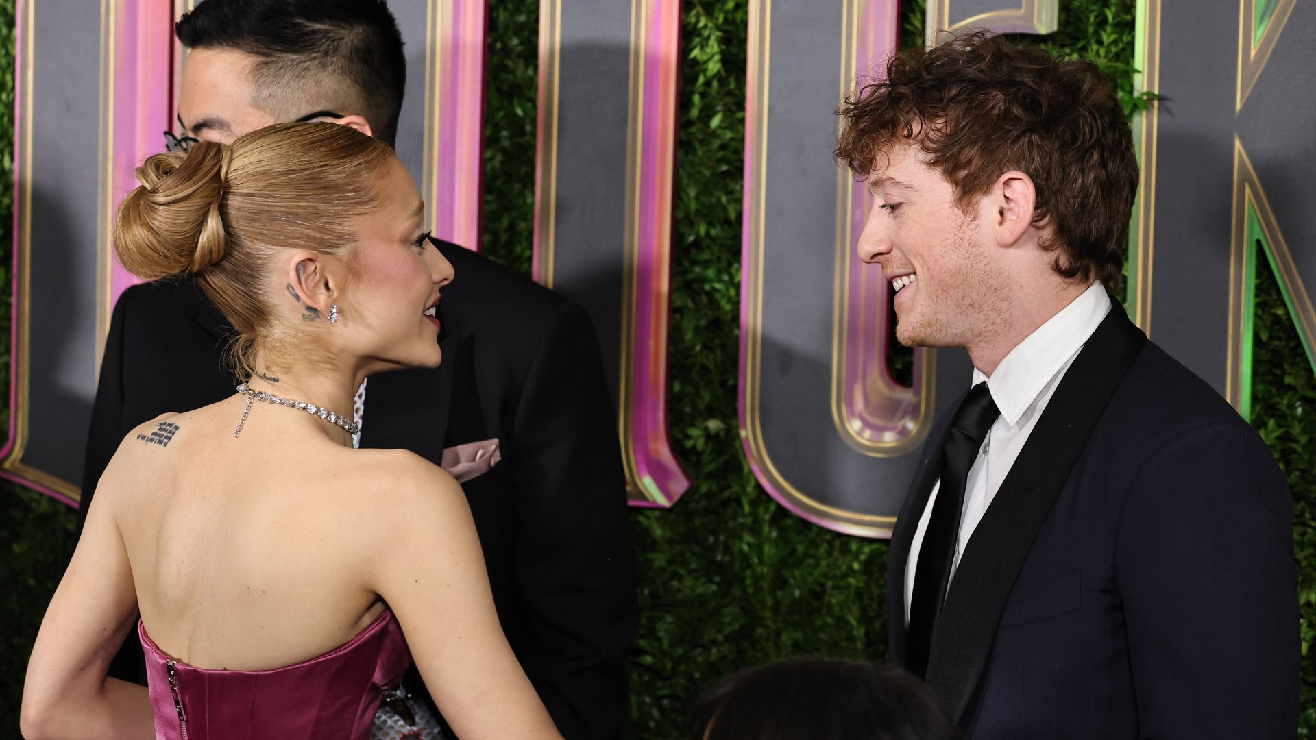 Ariana Grande und Ethan Slater strahlen: Glücksmomente bei "Wicked"-Premiere in Los Angeles