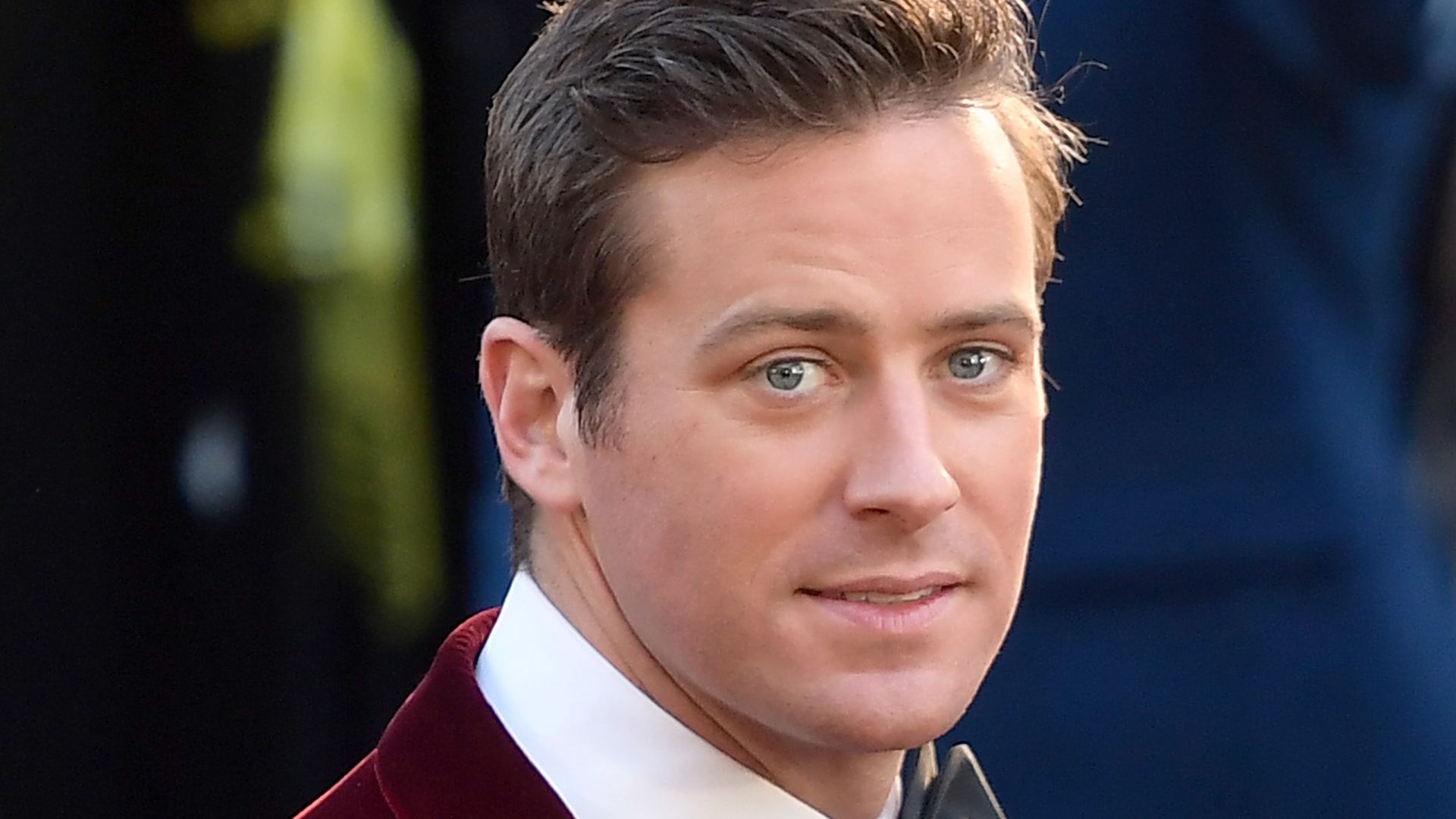 Armie Hammer spricht über entfremdete Beziehung zu Mutter und den Einfluss des Glaubens