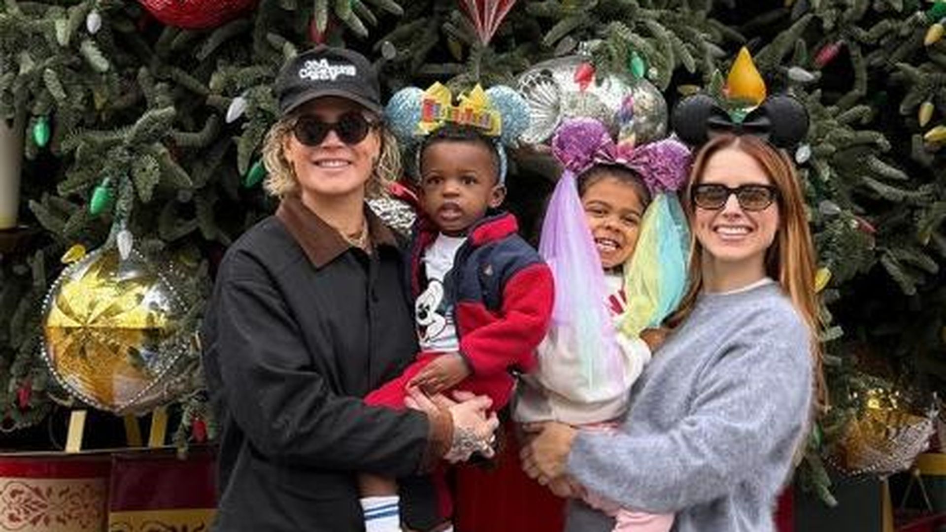 Ashlyn Harris feiert Weihnachten im Disneyland mit Sophia Bush und den Kindern Sloane und Ocean