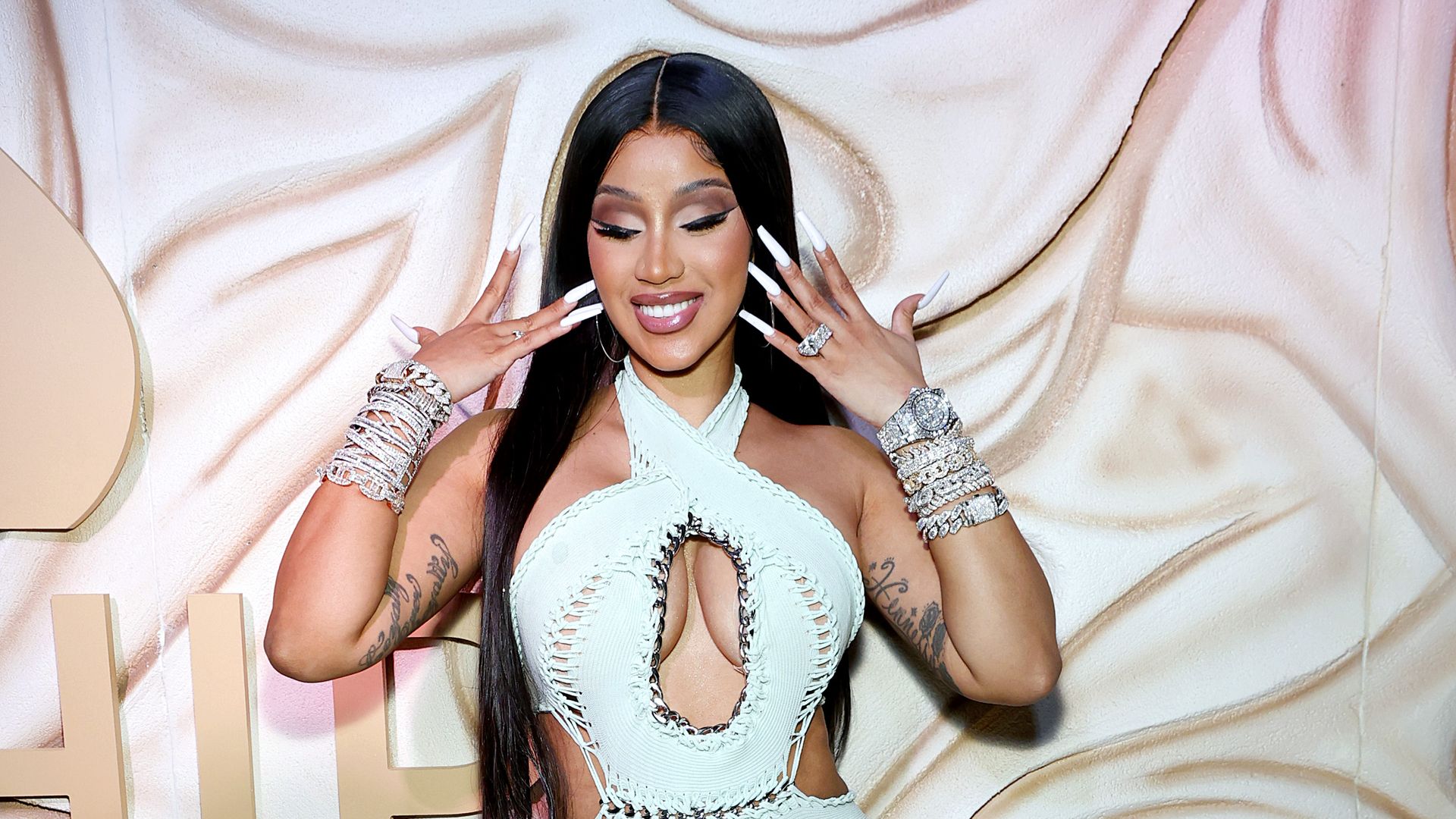 Cardi B begeistert in figurbetonten Jeans beim Geburtstag einer Freundin in New York City