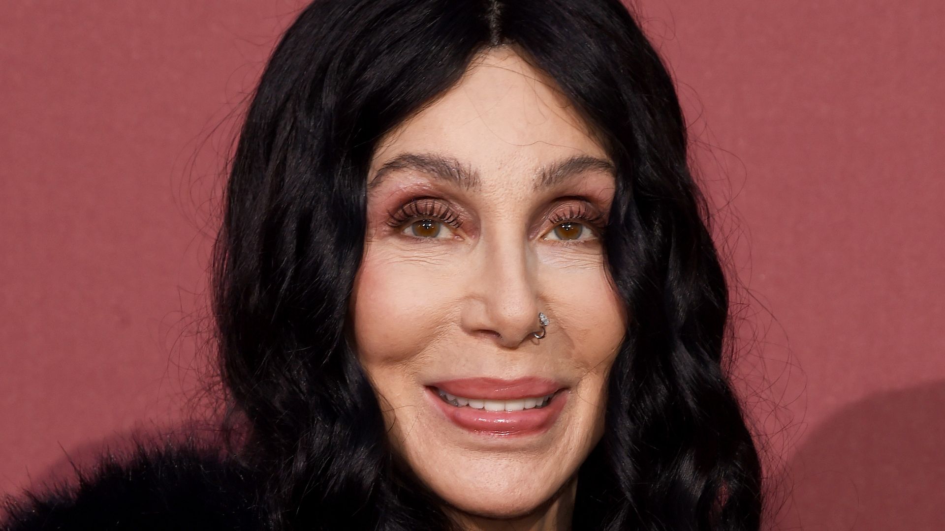 Cher deckt in ihren Memoiren emotionale Turbulenzen und Herausforderungen ihrer Ehe mit Sonny auf