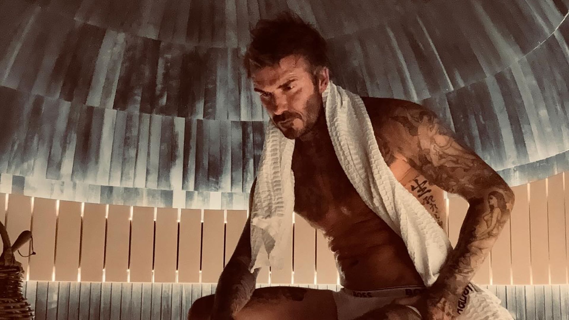 David Beckham präsentiert durchtrainierten Körper in entspannender Sauna-Atmosphäre