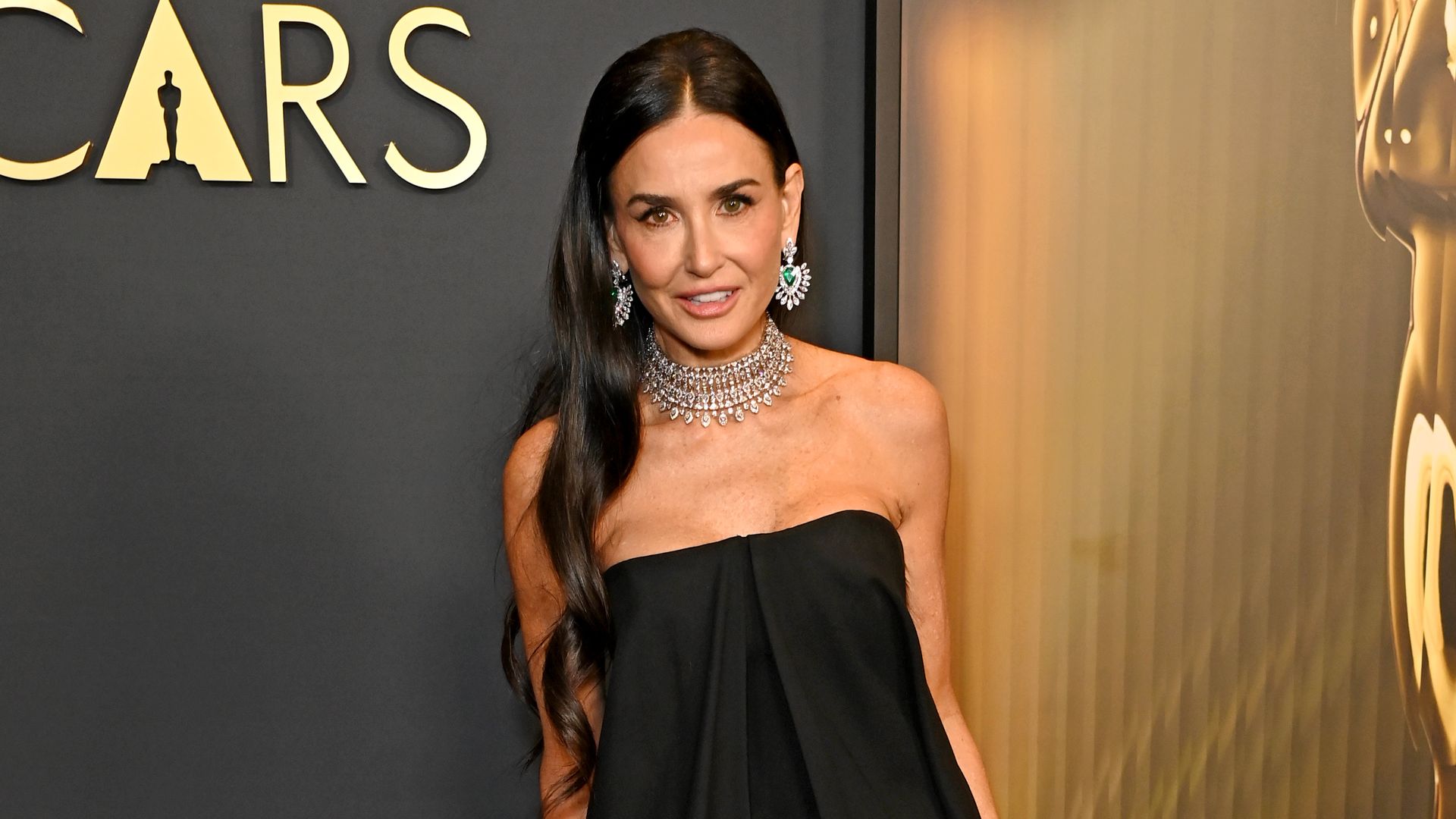 Demi Moore fasziniert in elegantem schwarzen Kleid bei den 2024 Governors Awards in L.A.