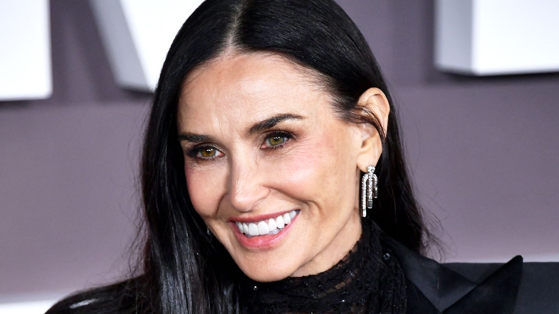 Demi Moore feiert Lebensfreude am Strand und zeigt mit 62 Jahren ihre Fitness und Tanzliebe