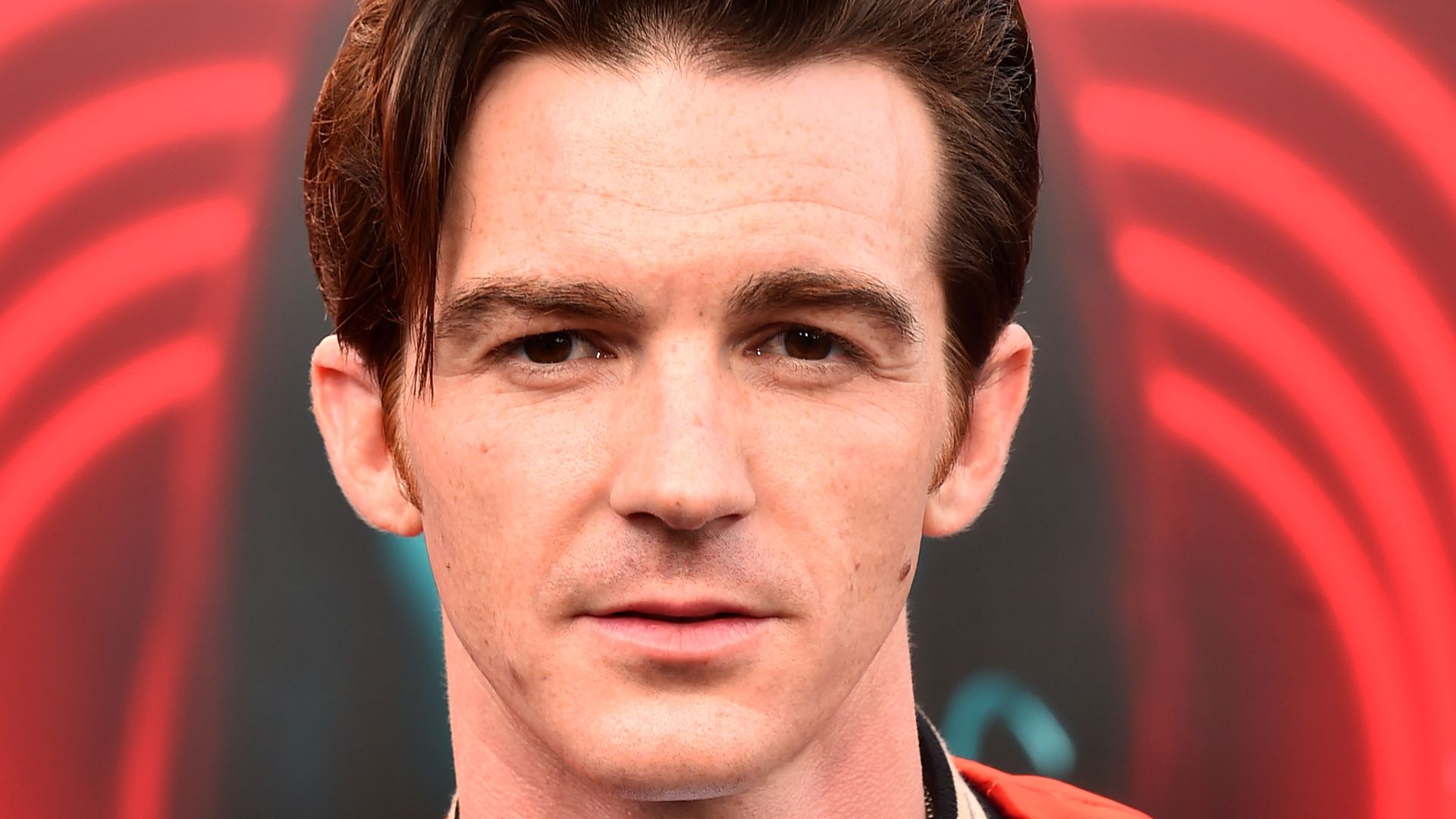 Drake Bell entdeckt durch „The Masked Singer“ neue Freiheit und teilt emotionale Erfahrungen